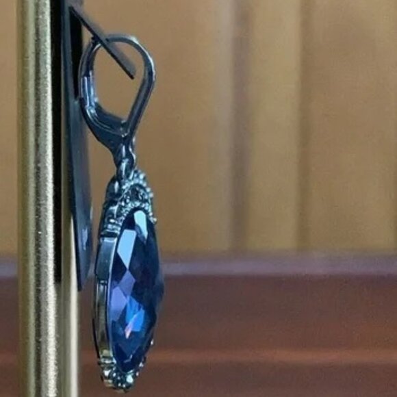 VERA WANG Rocker Chic Gunmetal Blue Crystal/Hematite Stone Earrings**NEW! - Picture 3 of 3